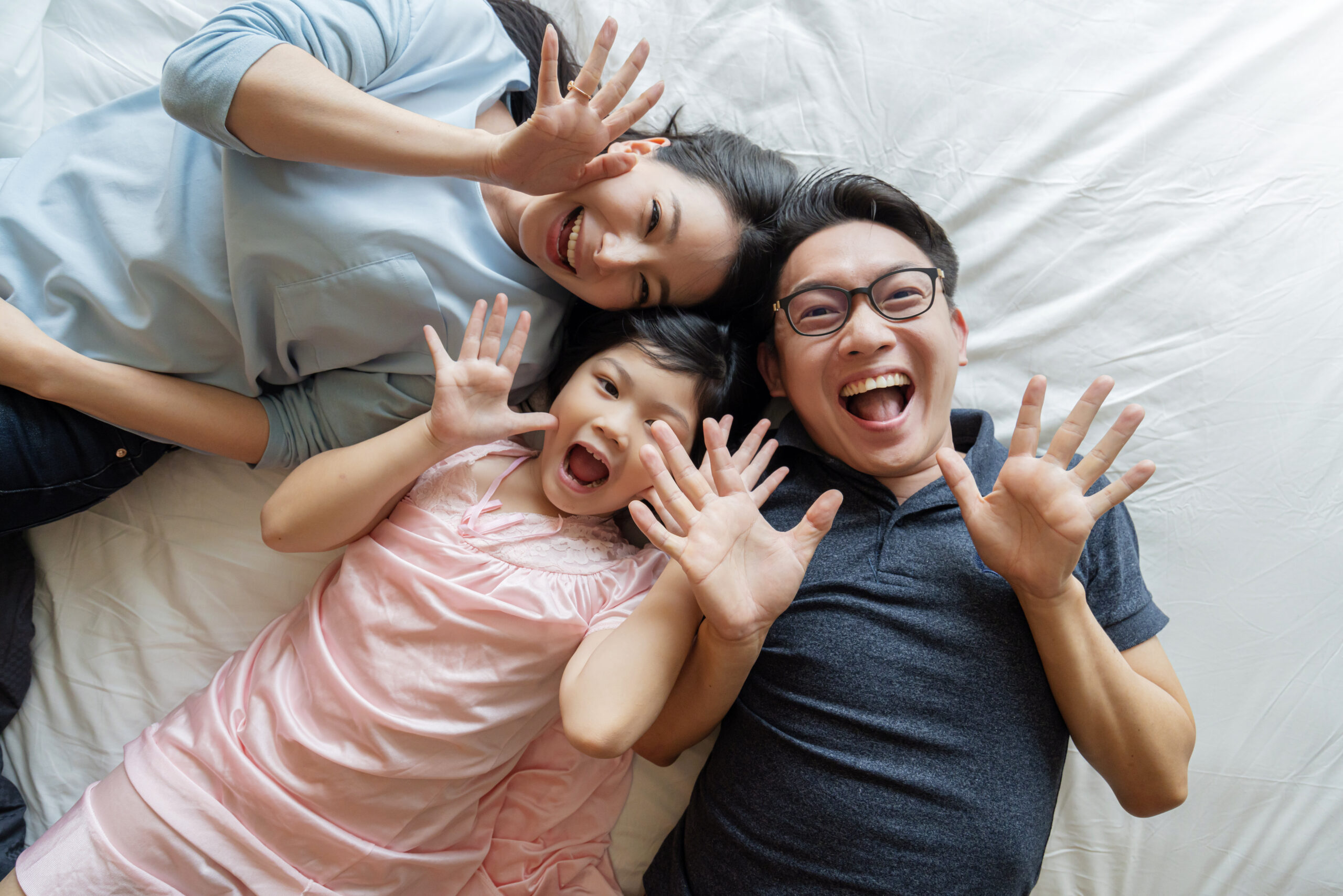 Vợ chồng trẻ với con nhỏ