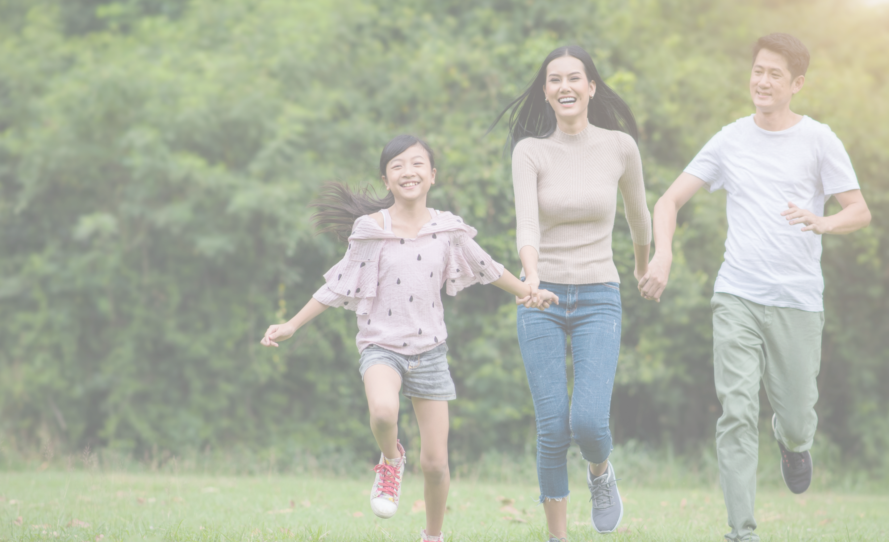 Ba mẹ và con vui chơi ngoài vườn
